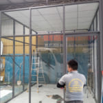 vach-nhom-ngan-phong-nha-xuong