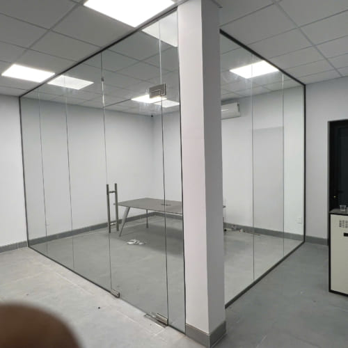 gia-thi-cong-vach-kinh-cuong-luc