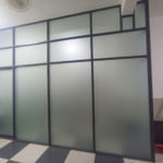 thi-cong-nhom-kinh-gia-re